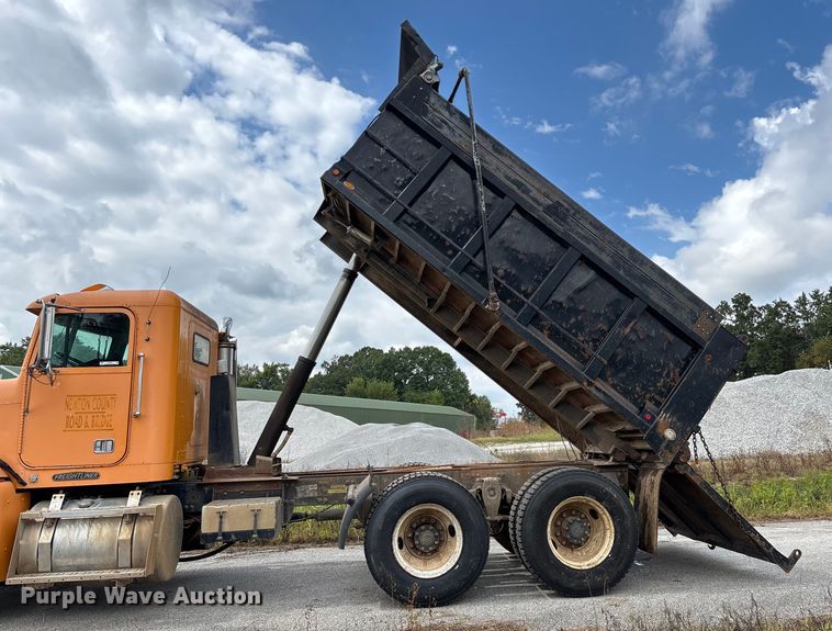 image for item EN5628 1994 Freightliner FLD  dump truck