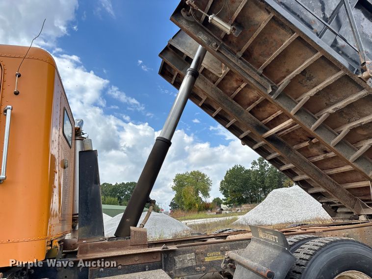 image for item EN5628 1994 Freightliner FLD  dump truck