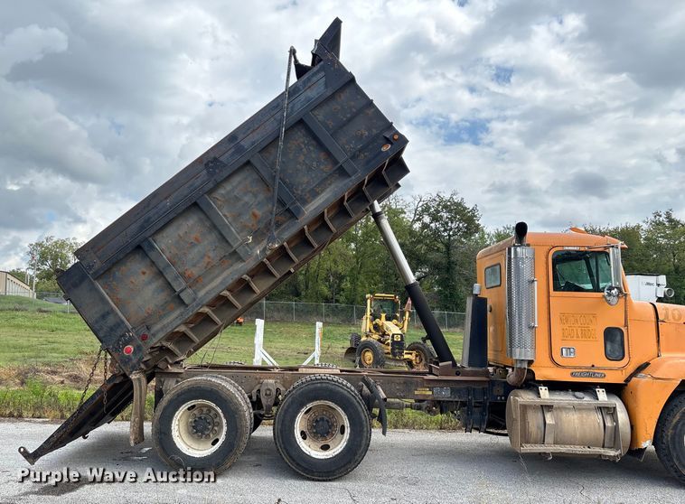 image for item EN5628 1994 Freightliner FLD  dump truck