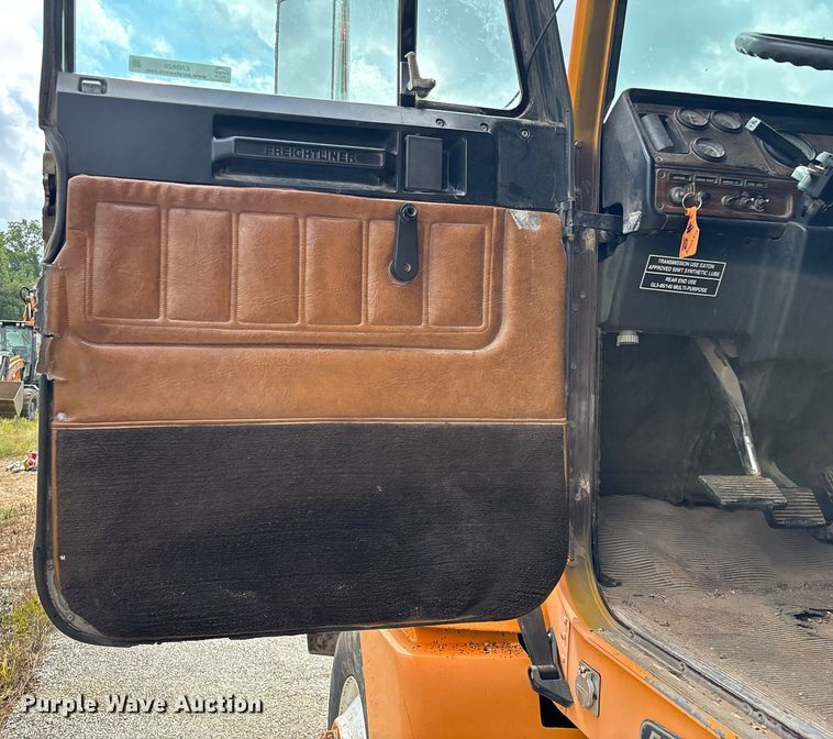 image for item EN5628 1994 Freightliner FLD  dump truck