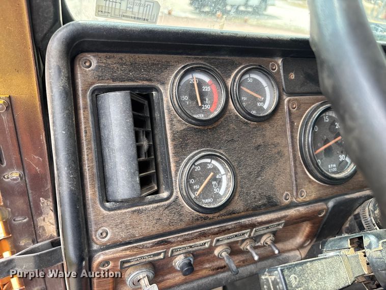 image for item EN5628 1994 Freightliner FLD  dump truck