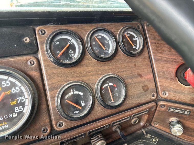 image for item EN5628 1994 Freightliner FLD  dump truck