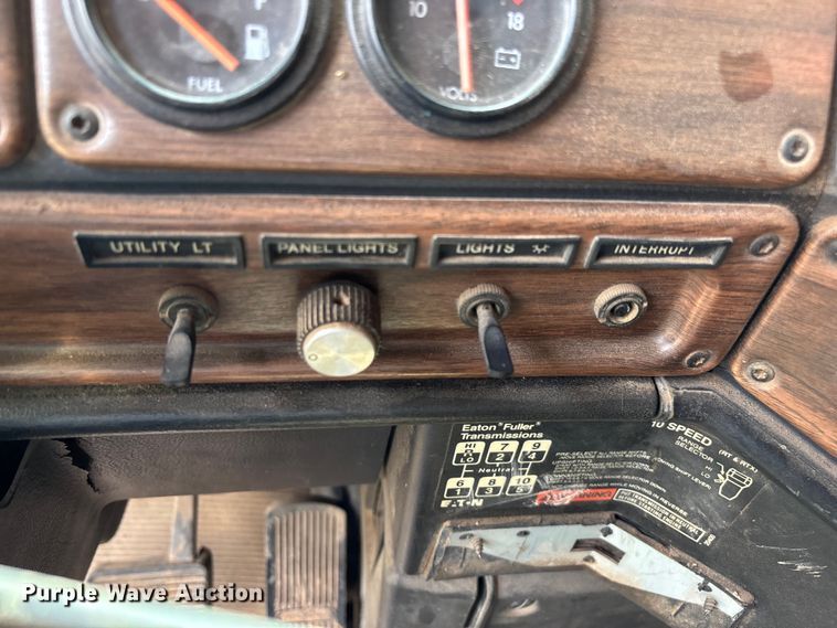 image for item EN5628 1994 Freightliner FLD  dump truck