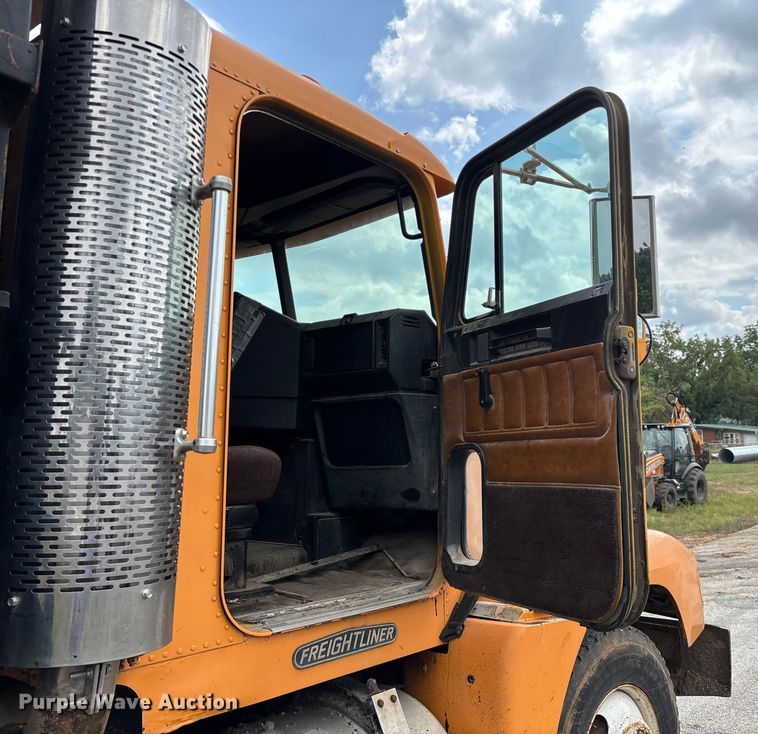 image for item EN5628 1994 Freightliner FLD  dump truck