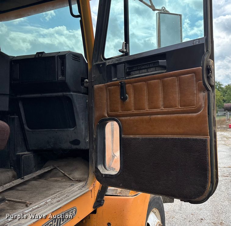 image for item EN5628 1994 Freightliner FLD  dump truck