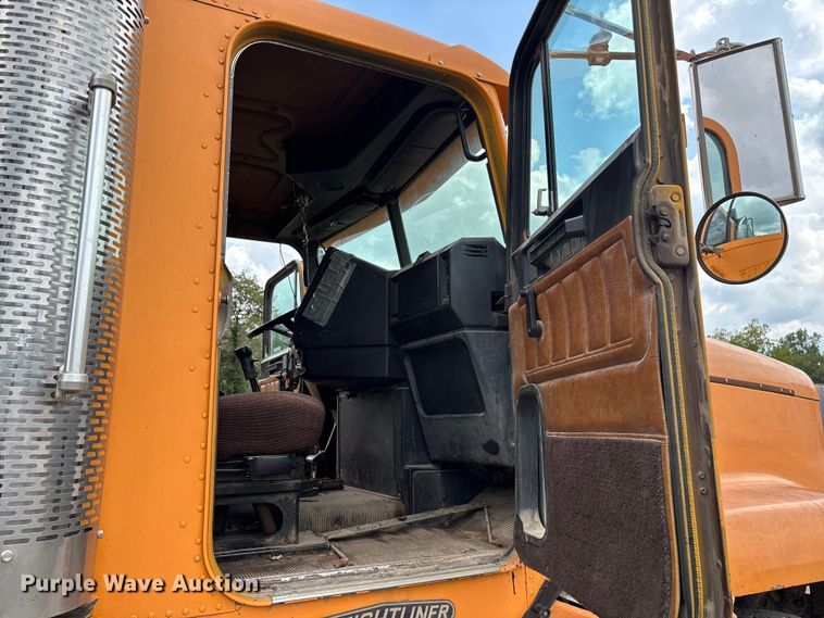 image for item EN5628 1994 Freightliner FLD  dump truck