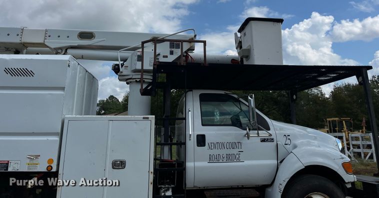 image for item EN5629 2012 Ford F750 Super Duty XL forestry bucket truck