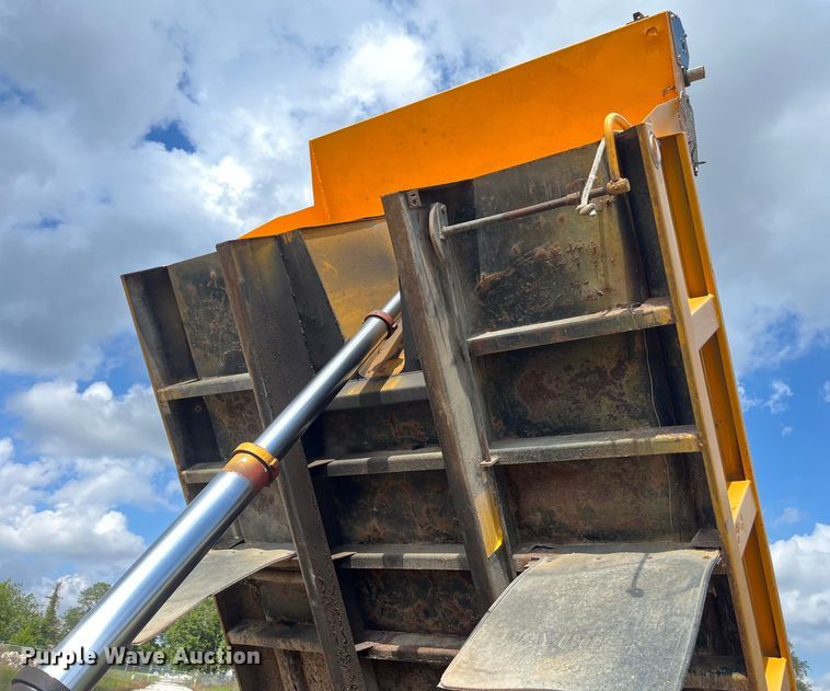 image for item EN5630 1991 GMC TopKick dump truck