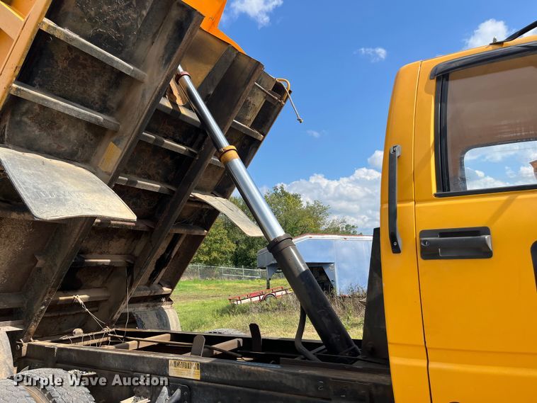 image for item EN5630 1991 GMC TopKick dump truck