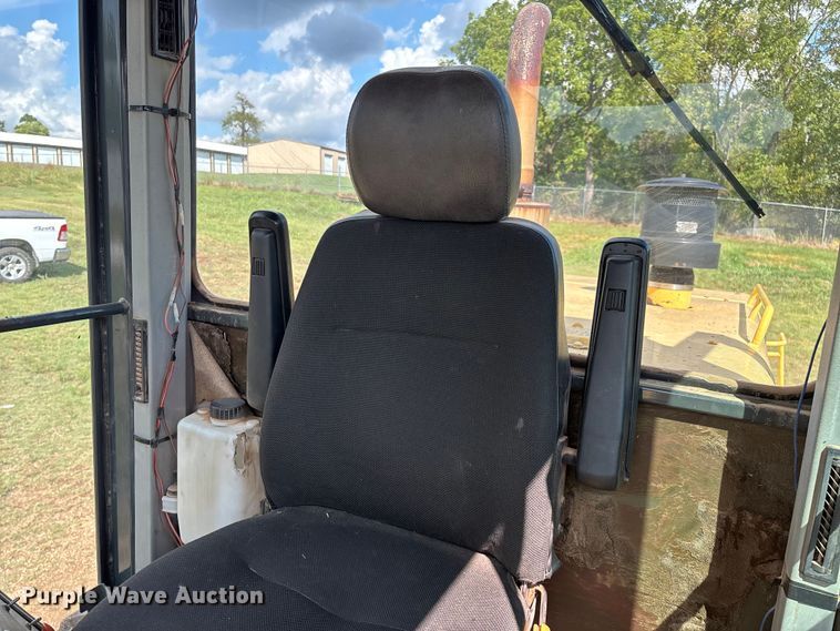 image for item EN5631 2002 Galion 850C motor grader