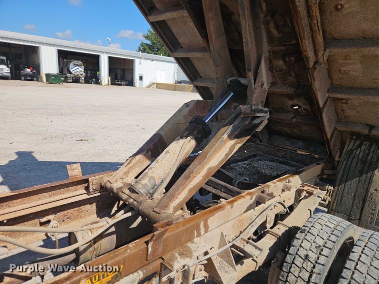 image for item EO4668 2002 Ford F450 Super Duty dump truck