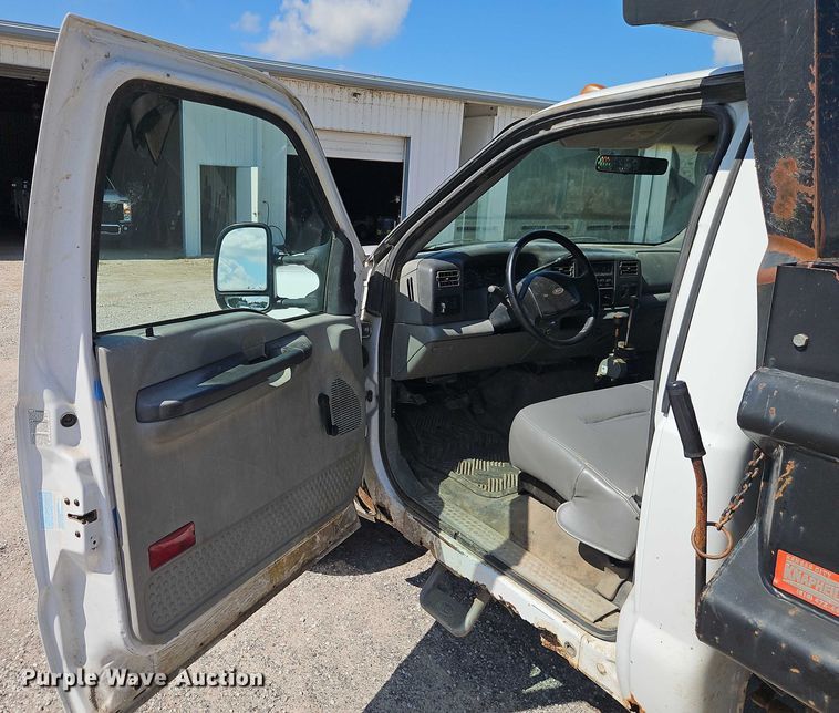 image for item EO4668 2002 Ford F450 Super Duty dump truck