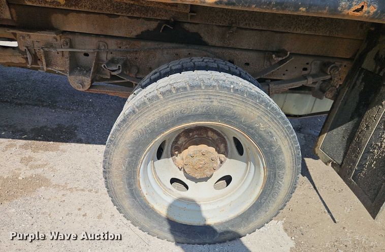 image for item EO4668 2002 Ford F450 Super Duty dump truck