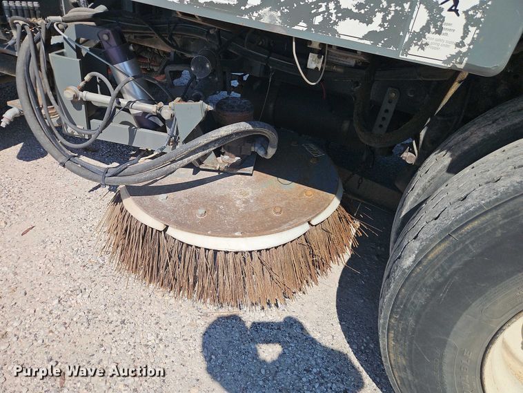 image for item EO4669 2007 Freightliner FC80 street sweeper truck