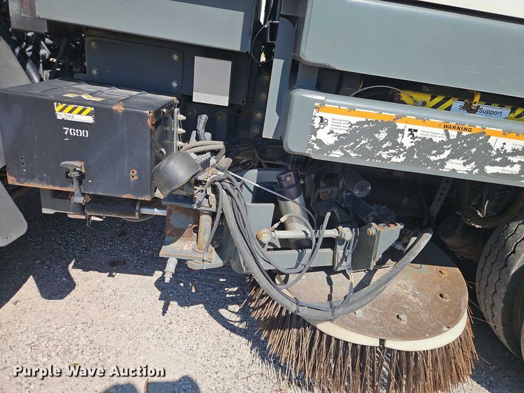 image for item EO4669 2007 Freightliner FC80 street sweeper truck