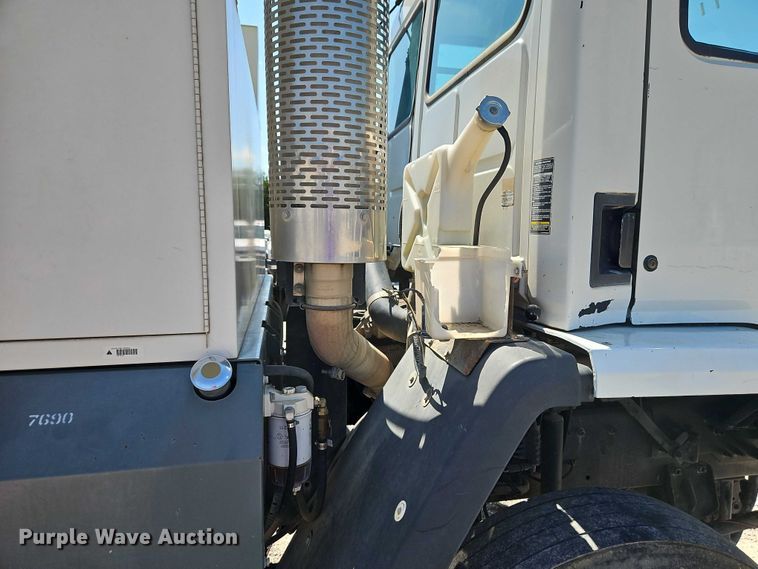 image for item EO4669 2007 Freightliner FC80 street sweeper truck