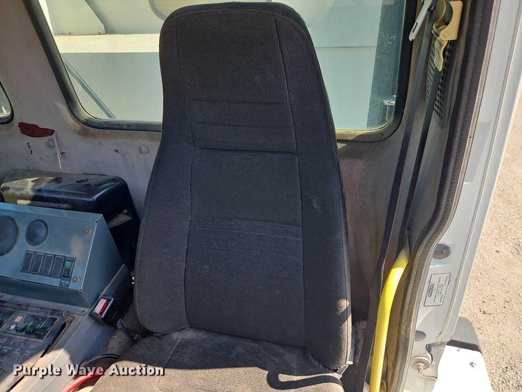 image for item EO4669 2007 Freightliner FC80 street sweeper truck