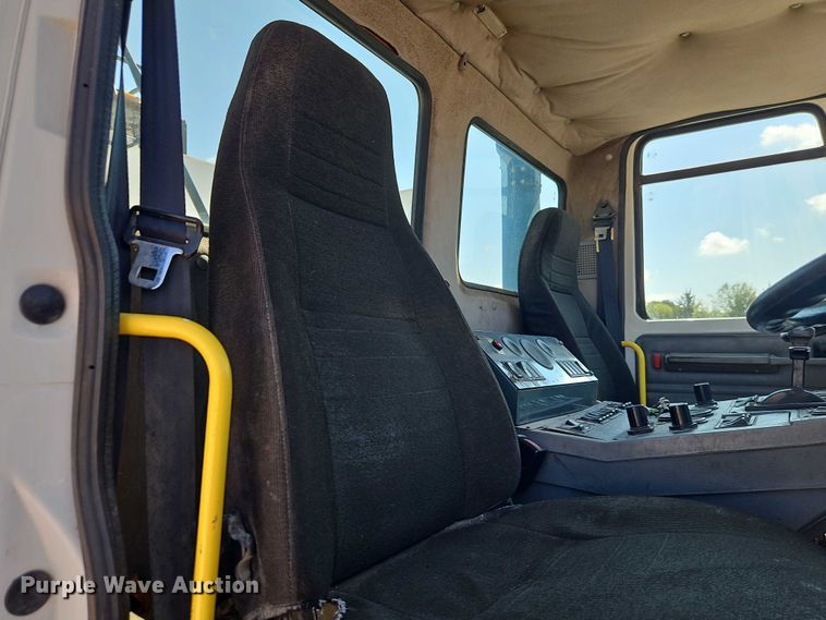 image for item EO4669 2007 Freightliner FC80 street sweeper truck