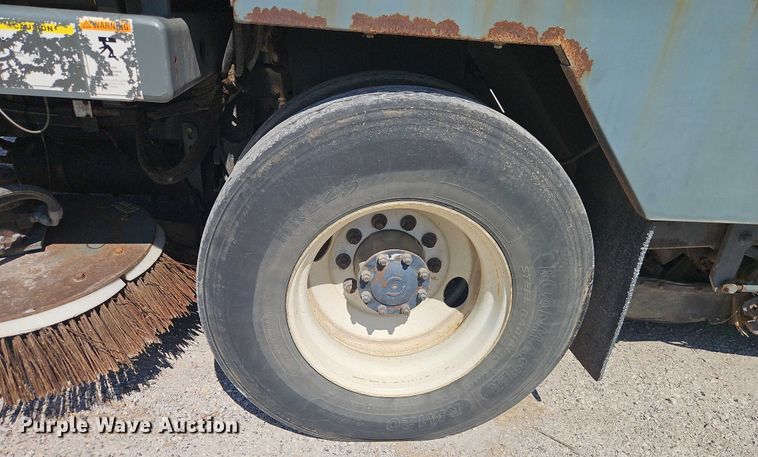 image for item EO4669 2007 Freightliner FC80 street sweeper truck