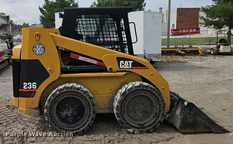 MINI CARGADOR SOBRE RUEDAS 2004 CATERPILLAR 236