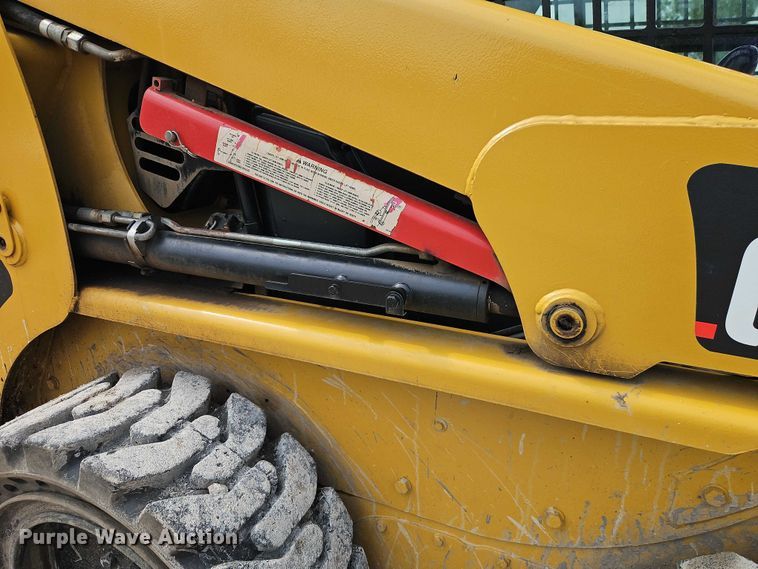 image for item EO4685 2004 Caterpillar 236 skid steer loader