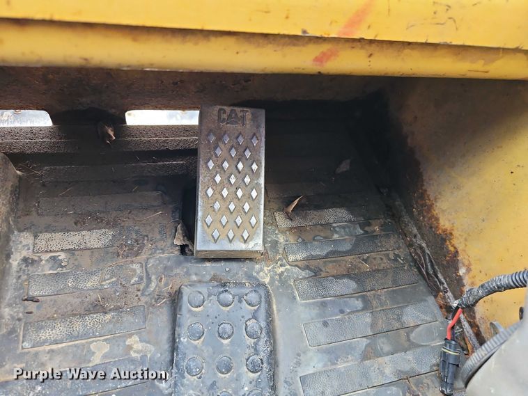 image for item EO4685 2004 Caterpillar 236 skid steer loader