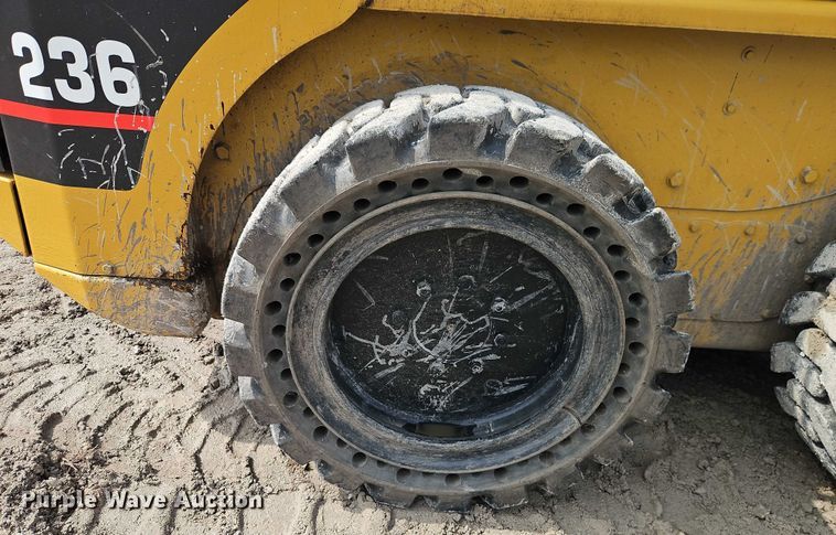 image for item EO4685 2004 Caterpillar 236 skid steer loader