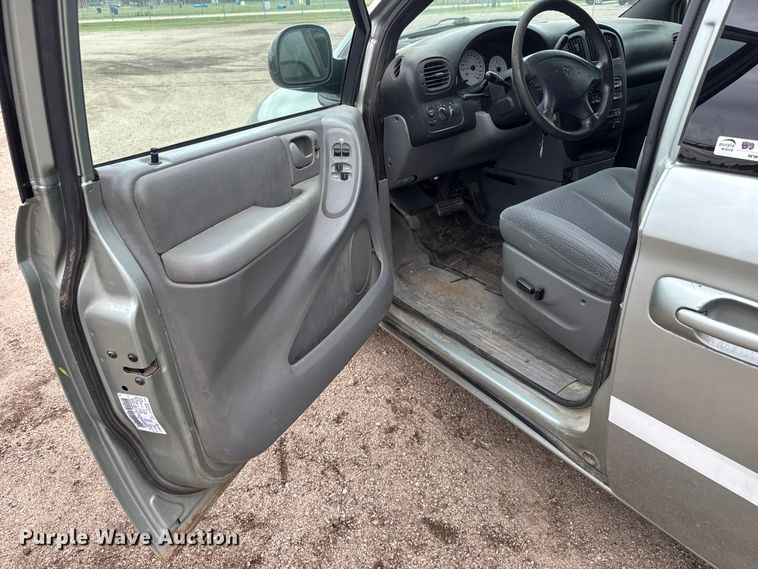 image for item EQ1002 2004 Dodge Caravan SXT van