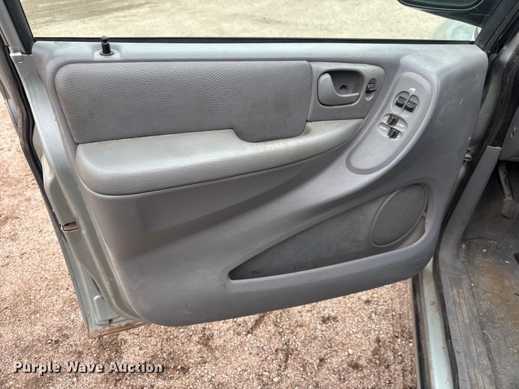 image for item EQ1002 2004 Dodge Caravan SXT van