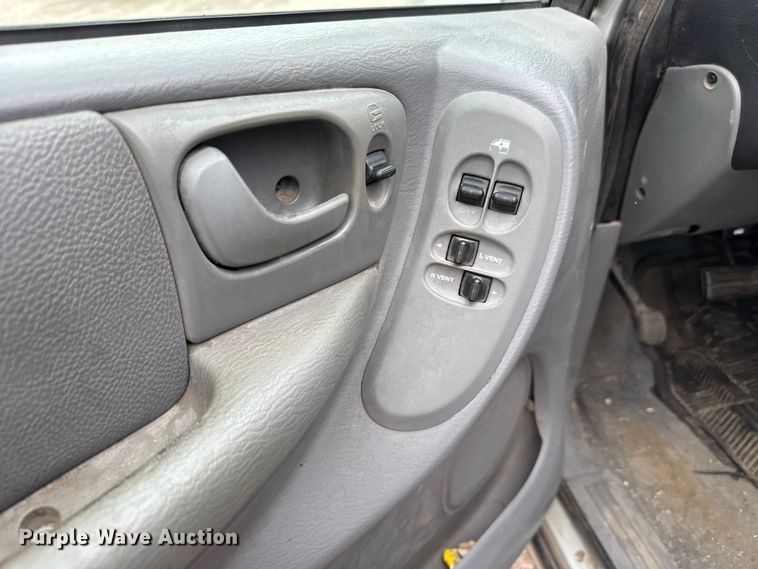 image for item EQ1002 2004 Dodge Caravan SXT van