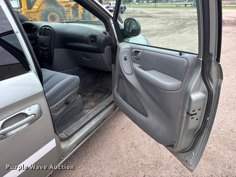 image for item EQ1002 2004 Dodge Caravan SXT van