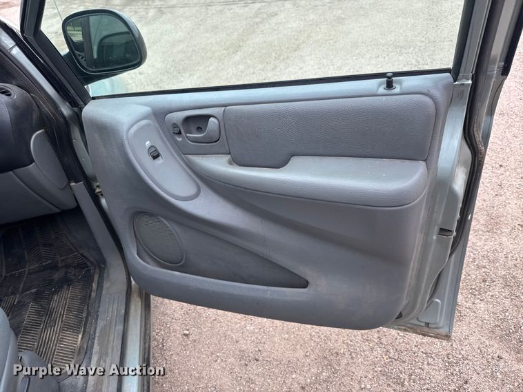 image for item EQ1002 2004 Dodge Caravan SXT van