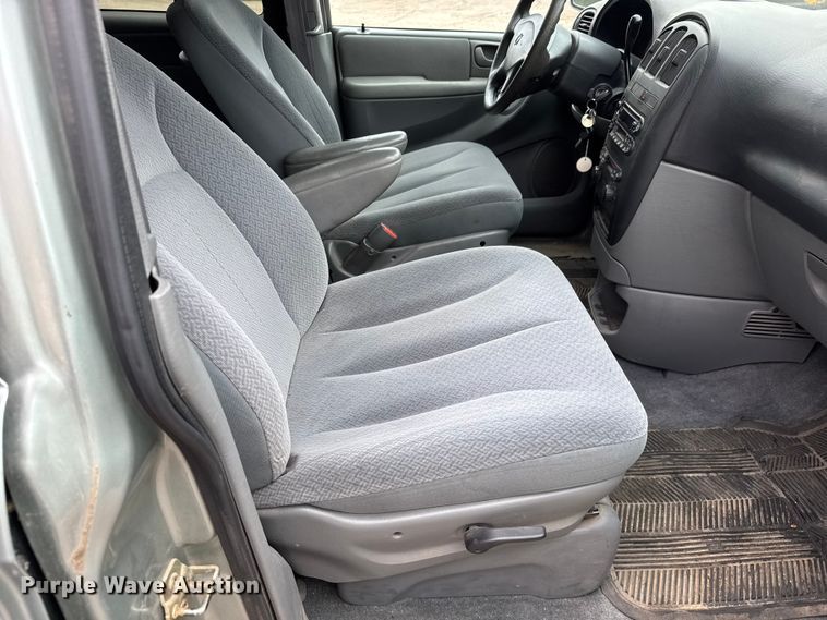 image for item EQ1002 2004 Dodge Caravan SXT van