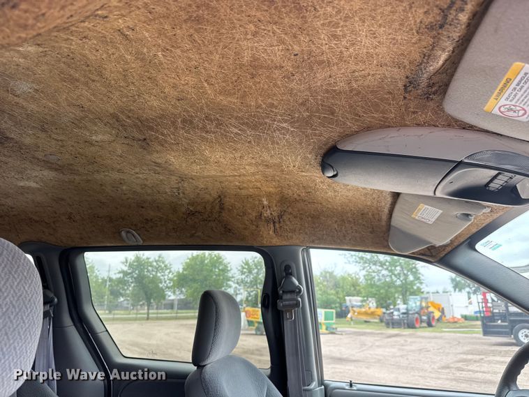 image for item EQ1002 2004 Dodge Caravan SXT van