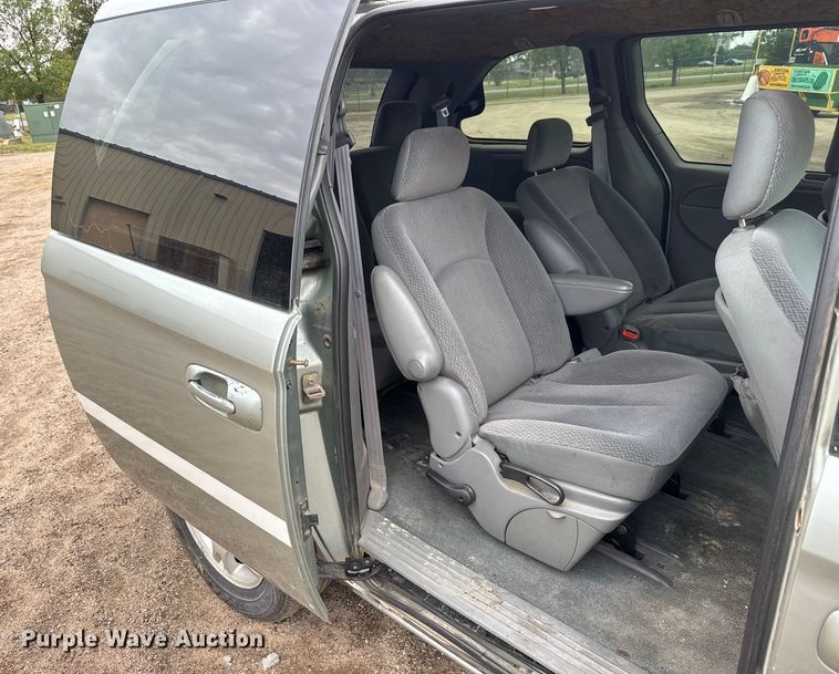 image for item EQ1002 2004 Dodge Caravan SXT van