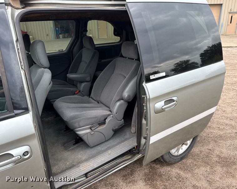 image for item EQ1002 2004 Dodge Caravan SXT van