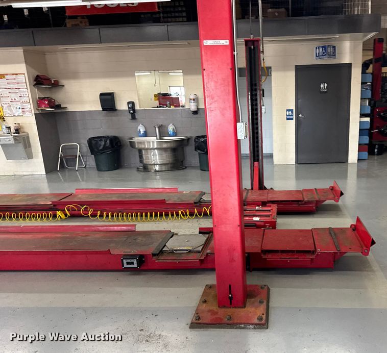 image for item ER2473 Hunter Engineering four post automotive lift