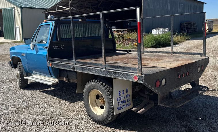 image for item ER2476 1988 GMC V3500 flatbed pickup truck