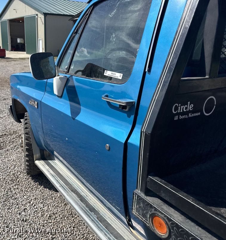 image for item ER2476 1988 GMC V3500 flatbed pickup truck