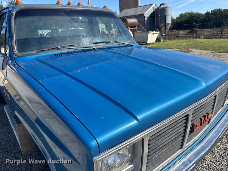 image for item ER2476 1988 GMC V3500 flatbed pickup truck