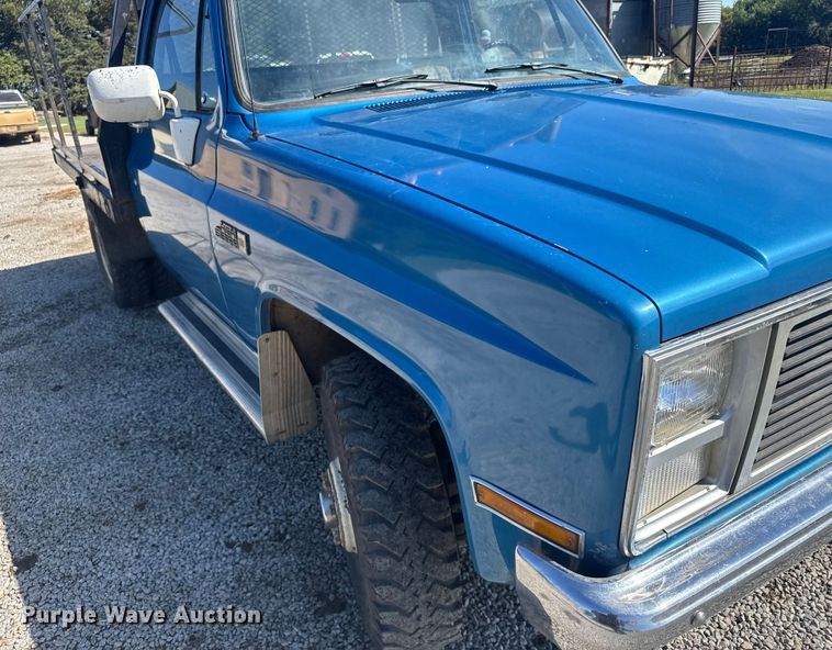 image for item ER2476 1988 GMC V3500 flatbed pickup truck