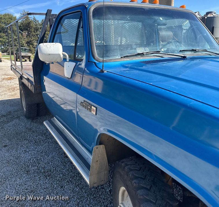 image for item ER2476 1988 GMC V3500 flatbed pickup truck