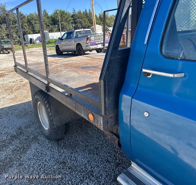 image for item ER2476 1988 GMC V3500 flatbed pickup truck