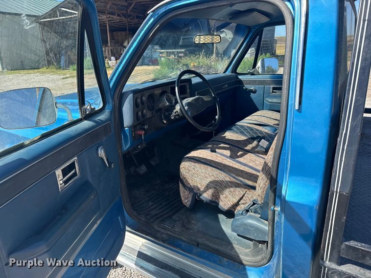 image for item ER2476 1988 GMC V3500 flatbed pickup truck