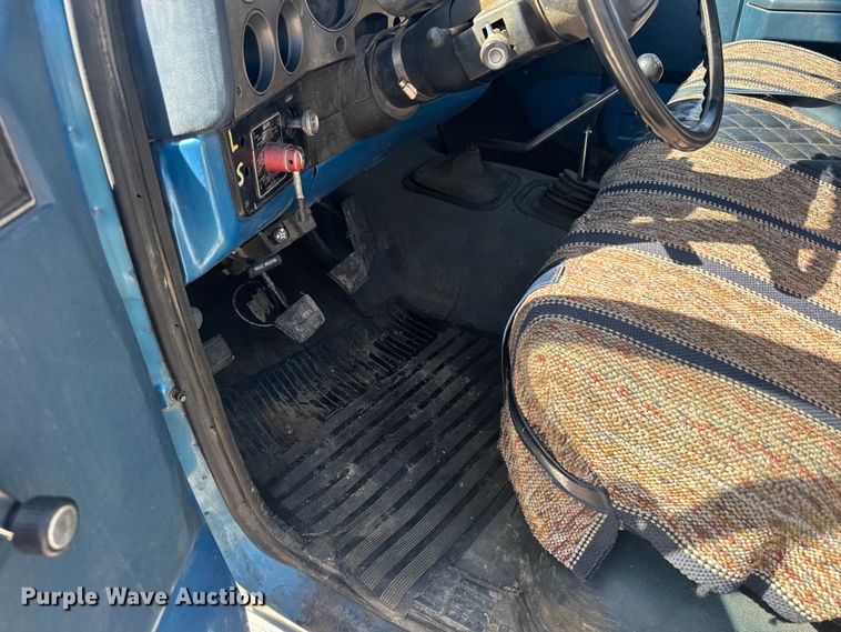 image for item ER2476 1988 GMC V3500 flatbed pickup truck