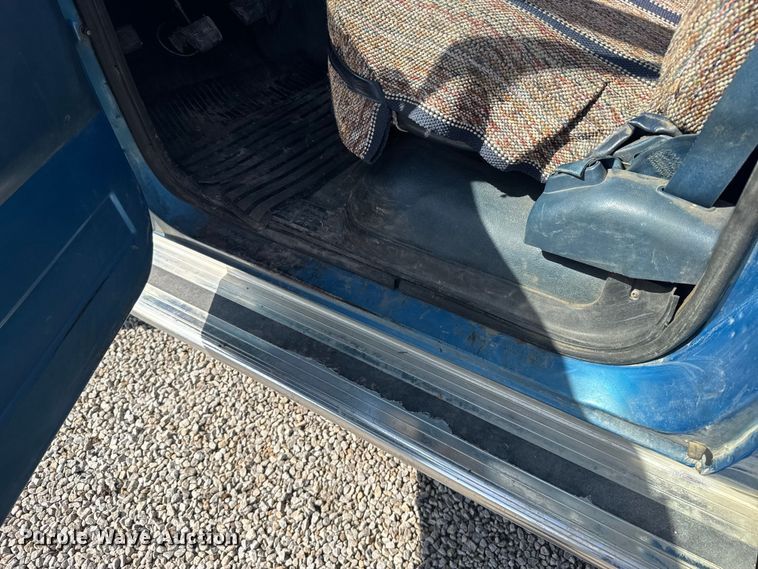 image for item ER2476 1988 GMC V3500 flatbed pickup truck