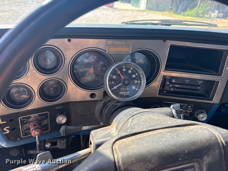 image for item ER2476 1988 GMC V3500 flatbed pickup truck