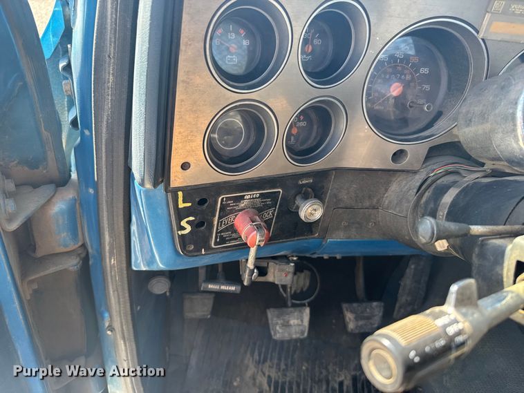 image for item ER2476 1988 GMC V3500 flatbed pickup truck