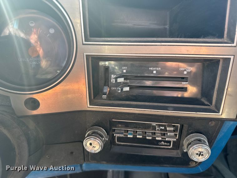 image for item ER2476 1988 GMC V3500 flatbed pickup truck