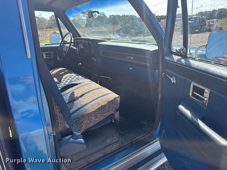 image for item ER2476 1988 GMC V3500 flatbed pickup truck